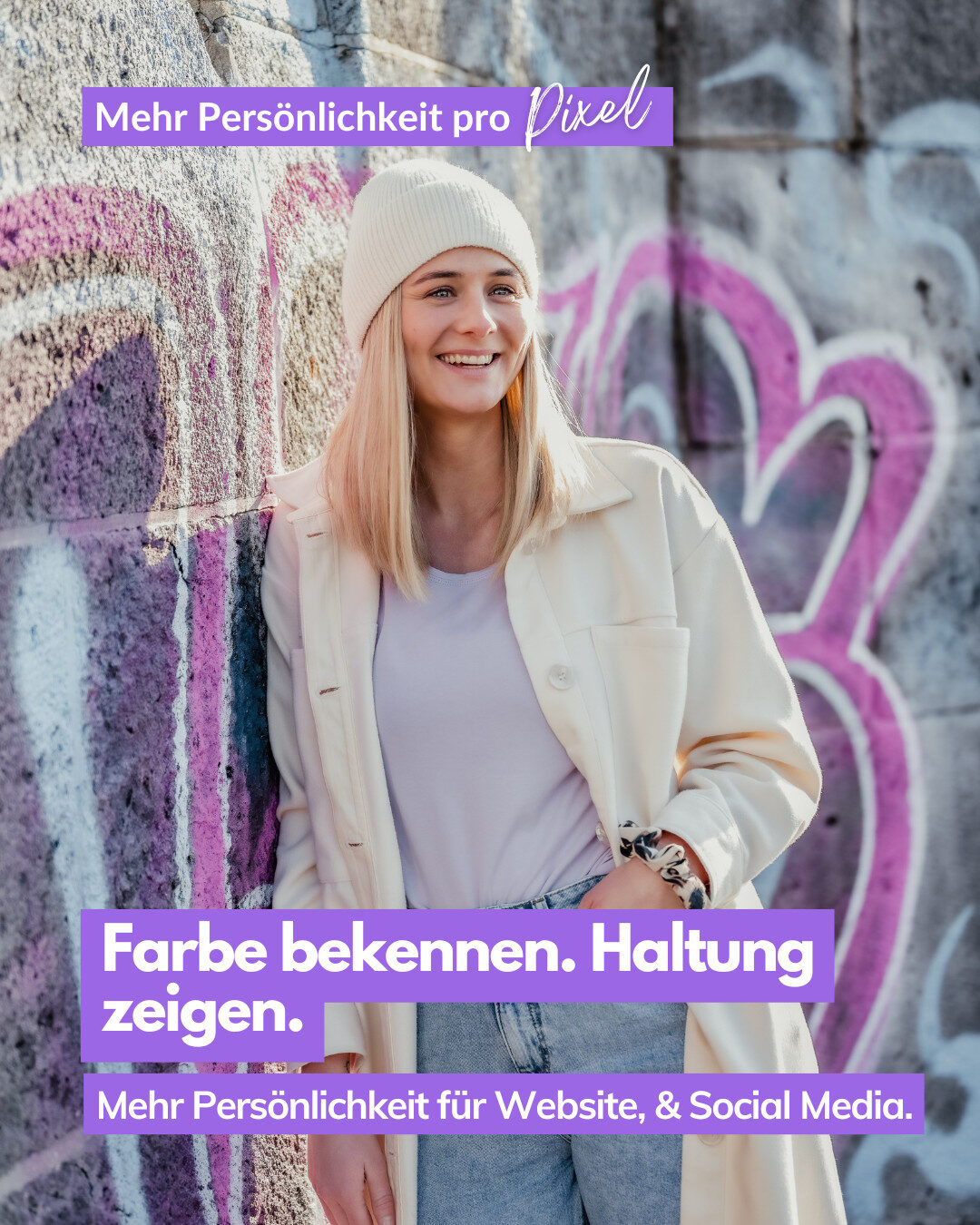 Junge Frau mit Mütze und hellem Mantel lehnt lächelnd an einer Graffitiwand, darüber Textgrafik zur Persönlichkeit in Bildkommunikation.