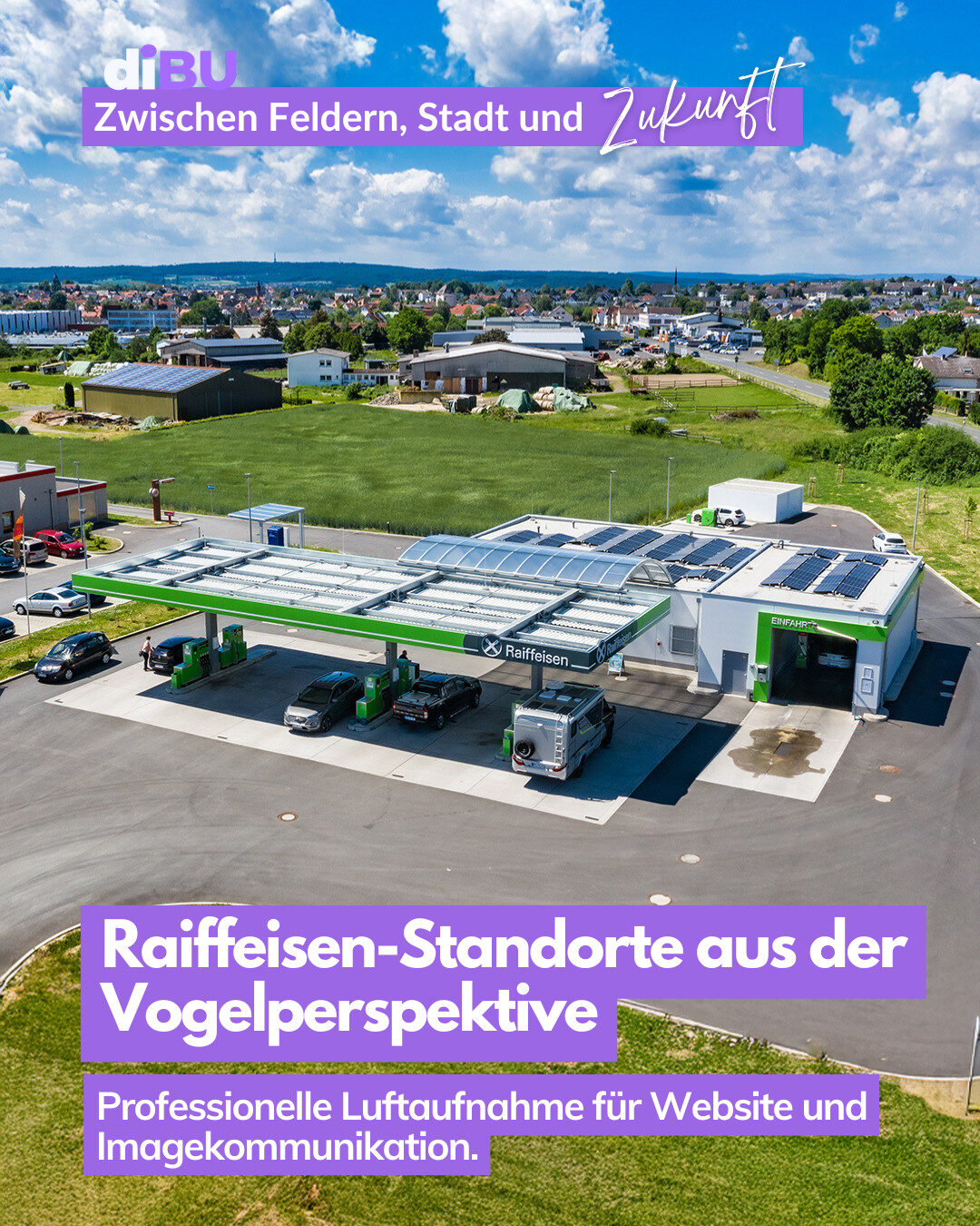 Luftaufnahme eines Raiffeisen-Tankstellenstandorts mit Photovoltaikdach, umliegenden Feldern und Stadt im Hintergrund.