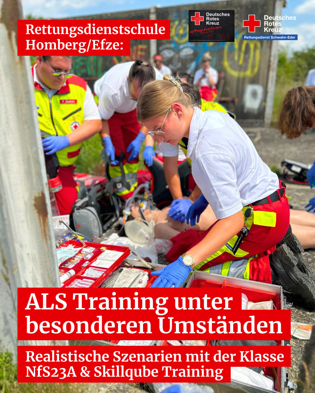 Rettungsdienstschülerinnen und -schüler des DRK Schwalm-Eder trainieren ein ALS-Szenario im Freien und versorgen gemeinsam eine Übungspuppe mit medizinischem Equipment.