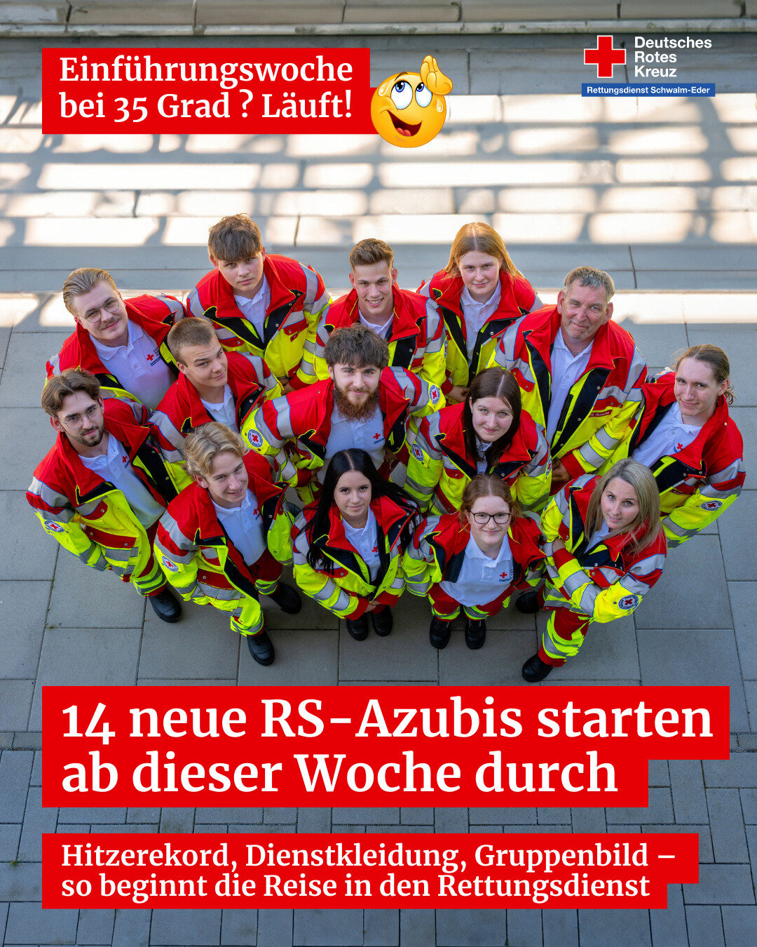 Gruppenfoto von 14 neuen Rettungssanitäter-Auszubildenden des DRK Schwalm-Eder in Einsatzkleidung während der Einführungswoche.