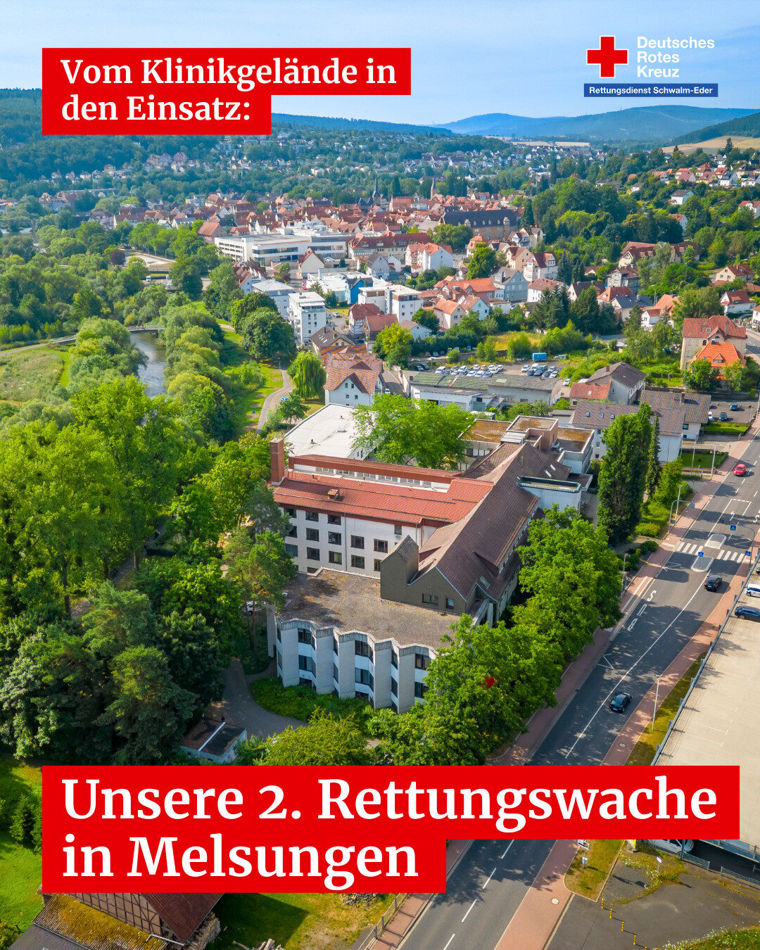 Luftaufnahme des Klinikgeländes in Melsungen mit der zweiten Rettungswache des DRK Schwalm-Eder, eingebettet in Stadt und Grünflächen