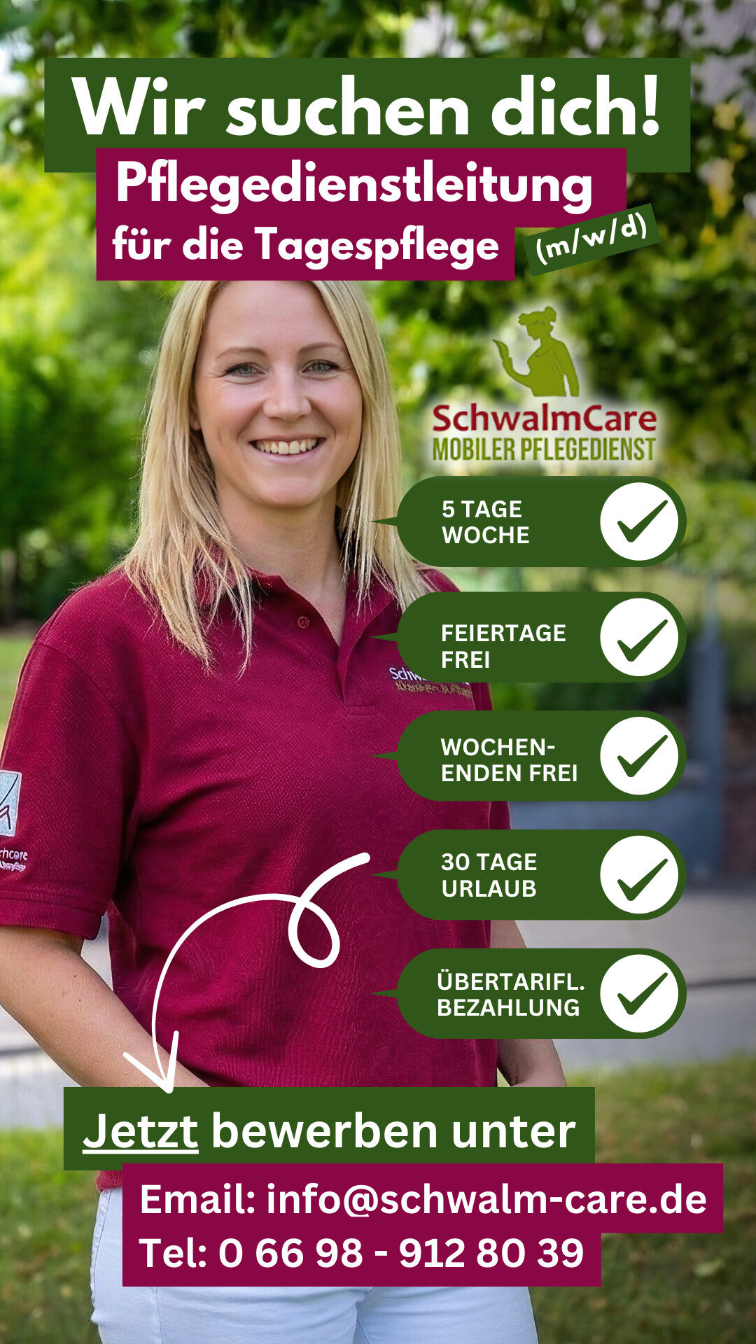 Porträt einer lächelnden Pflegefachkraft im roten Poloshirt im Grünen, mit Textinformationen zu einer offenen Stelle als Pflegedienstleitung.