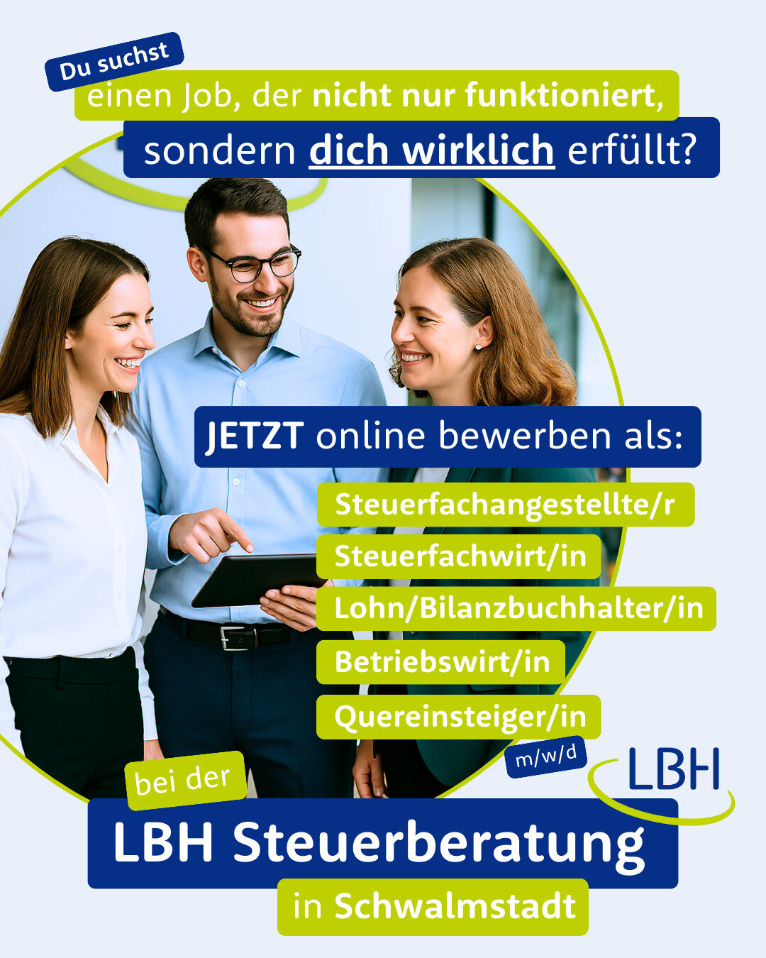 Drei Mitarbeitende im Gespräch betrachten gemeinsam ein Tablet, darüber eingeblendeter Text zur Online-Bewerbung für verschiedene Positionen bei der LBH Steuerberatung in Schwalmstadt, darunter Steuerfachangestellte, Steuerfachwirte, Buchhalter, Betriebswirte und Quereinsteiger.