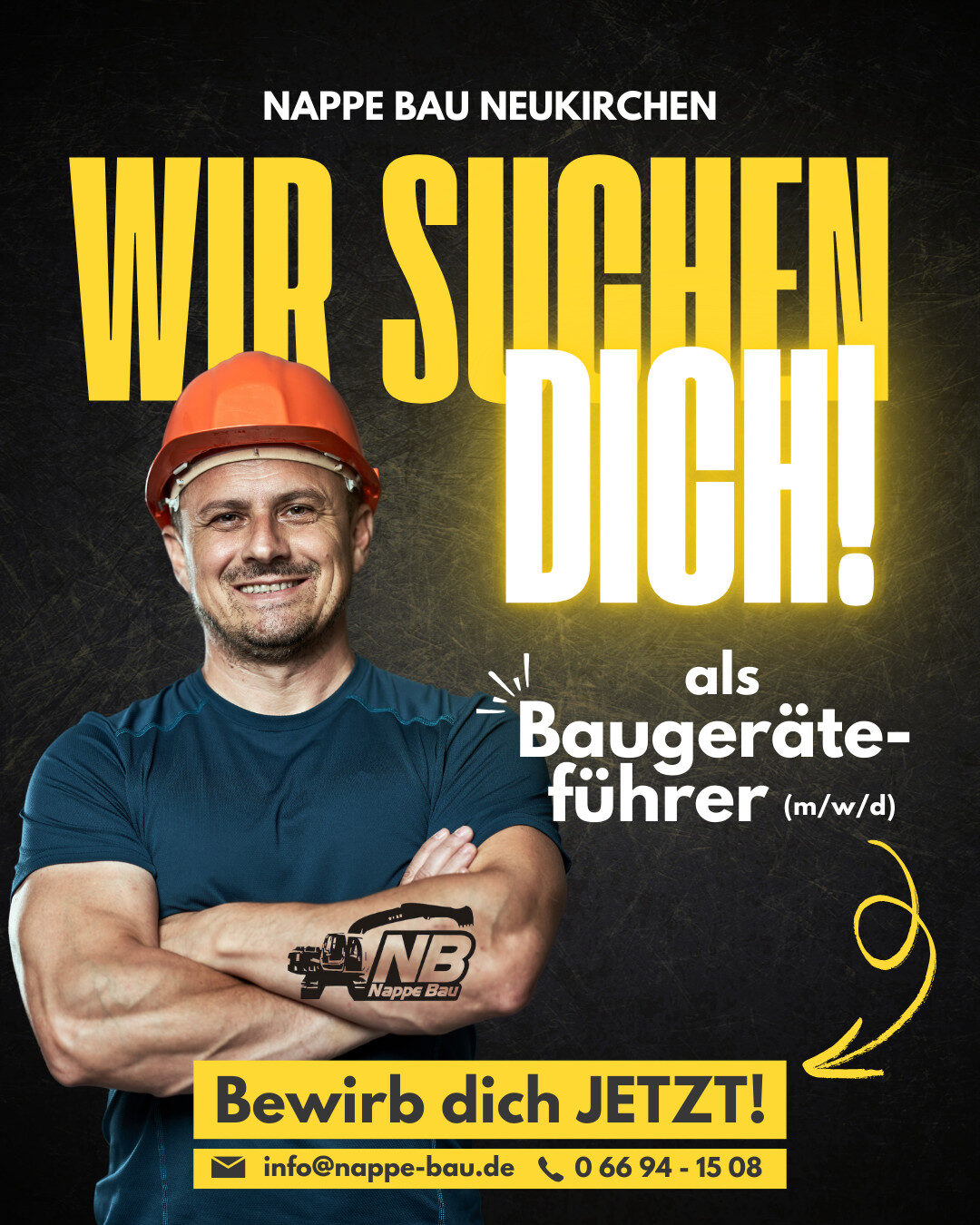 Mann mit orangefarbenem Bauhelm und verschränkten Armen steht vor dunklem Hintergrund, darüber Recruiting-Botschaft „Wir suchen dich“ für die Stelle als Baugeräteführer bei Nappe Bau Neukirchen mit Aufruf zur Bewerbung.