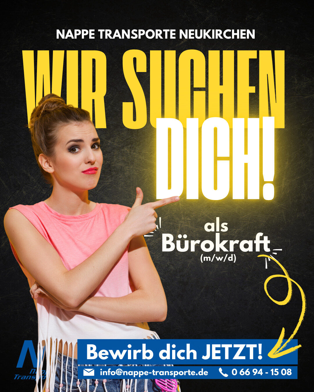Junge Frau mit verschränkten Armen zeigt auf den Text „Wir suchen dich“, Stellenausschreibung für eine Bürokraft bei Nappe Transporte vor dunklem Hintergrund.
