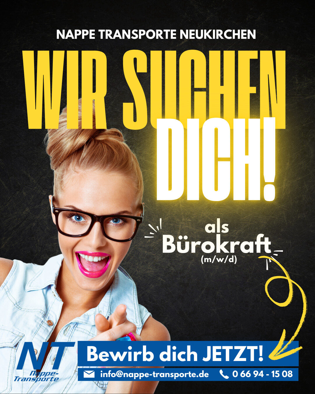 Junge Frau mit Brille zeigt lächelnd auf den Betrachter, daneben große gelbe Schrift „Wir suchen dich“ und Hinweis auf eine offene Stelle als Bürokraft bei Nappe Transporte.
