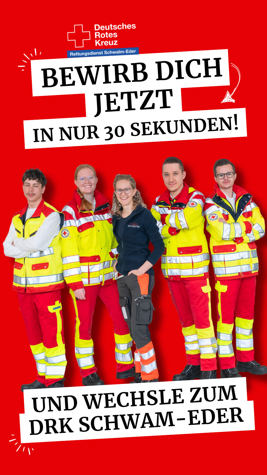 Fünf Mitarbeitende des DRK Rettungsdienstes Schwalm-Eder stehen nebeneinander in Einsatzkleidung vor rotem Hintergrund, darüber Recruiting-Botschaft „Bewirb dich jetzt in nur 30 Sekunden“ und Hinweis auf den Wechsel zum DRK Schwalm-Eder.