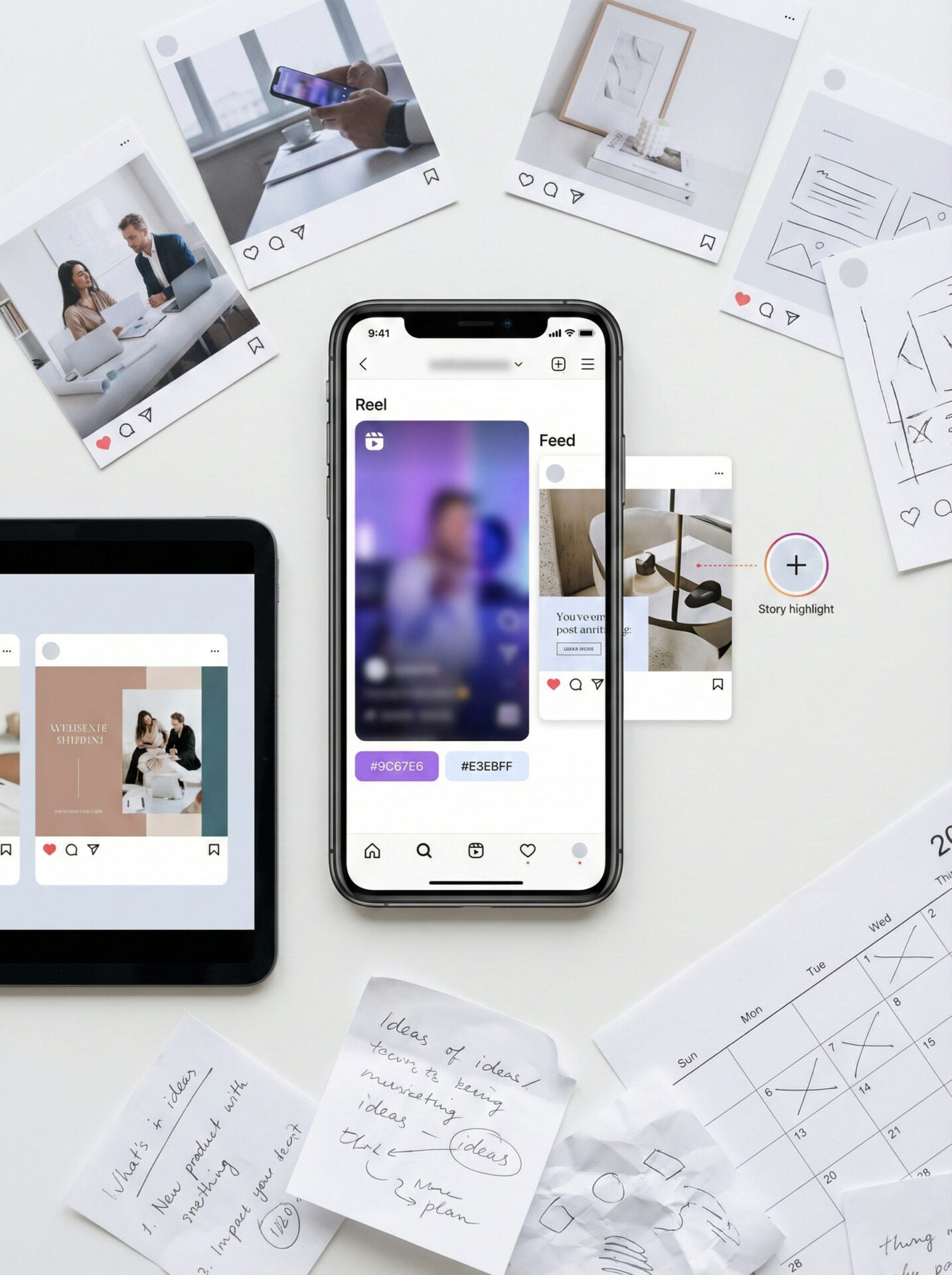 Social-Media-Betreuung: Smartphone mit Social-Media-App in der Mitte, umgeben von ausgedruckten Post-Layouts, Notizzetteln, Skizzen und einem Redaktionskalender auf hellem Tisch; Symbol für strukturierte Social-Media-Planung.