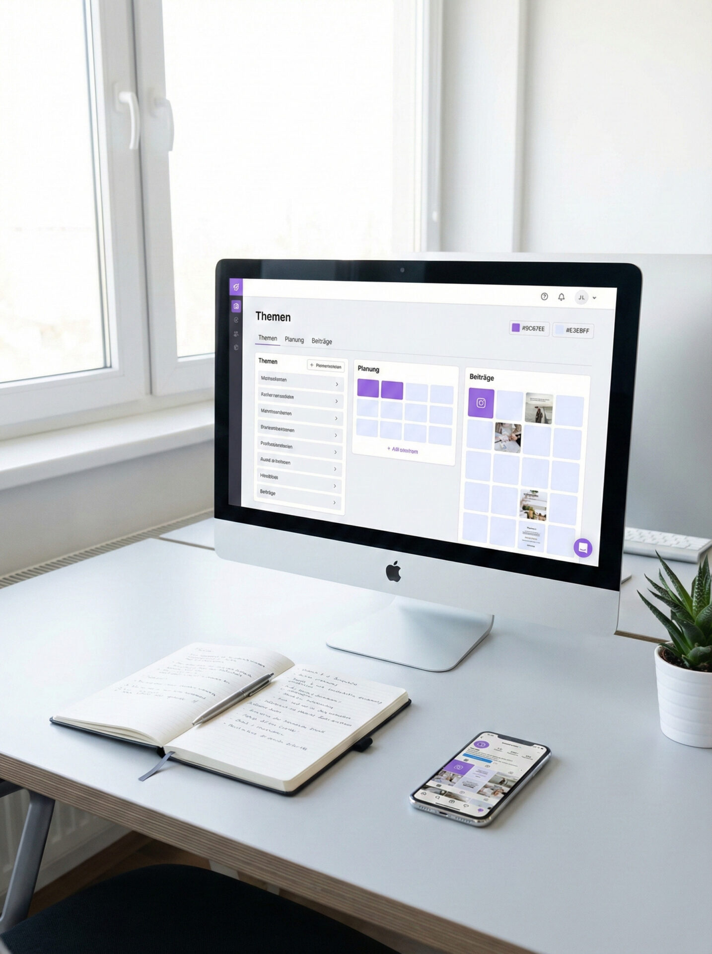 Social-Media-Betreuung: Moderner Arbeitsplatz mit Desktop-Computer, der eine Social-Media-Planungsoberfläche mit Themen, Planung und Beiträgen zeigt; auf dem Schreibtisch liegen ein geöffnetes Notizbuch und ein Smartphone mit Social-Media-Feed.