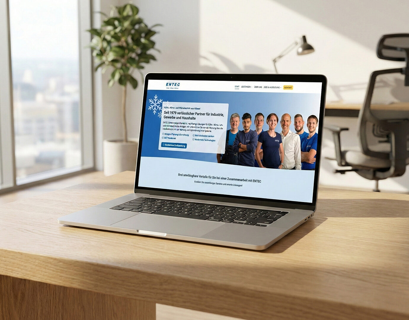 Businesswebseite eines Kälte- und Klimatechnikunternehmens auf einem Laptop dargestellt, mit Startseite, Teamfoto und Leistungsübersicht, positioniert auf einem Schreibtisch in einem hellen, modernen Büro.