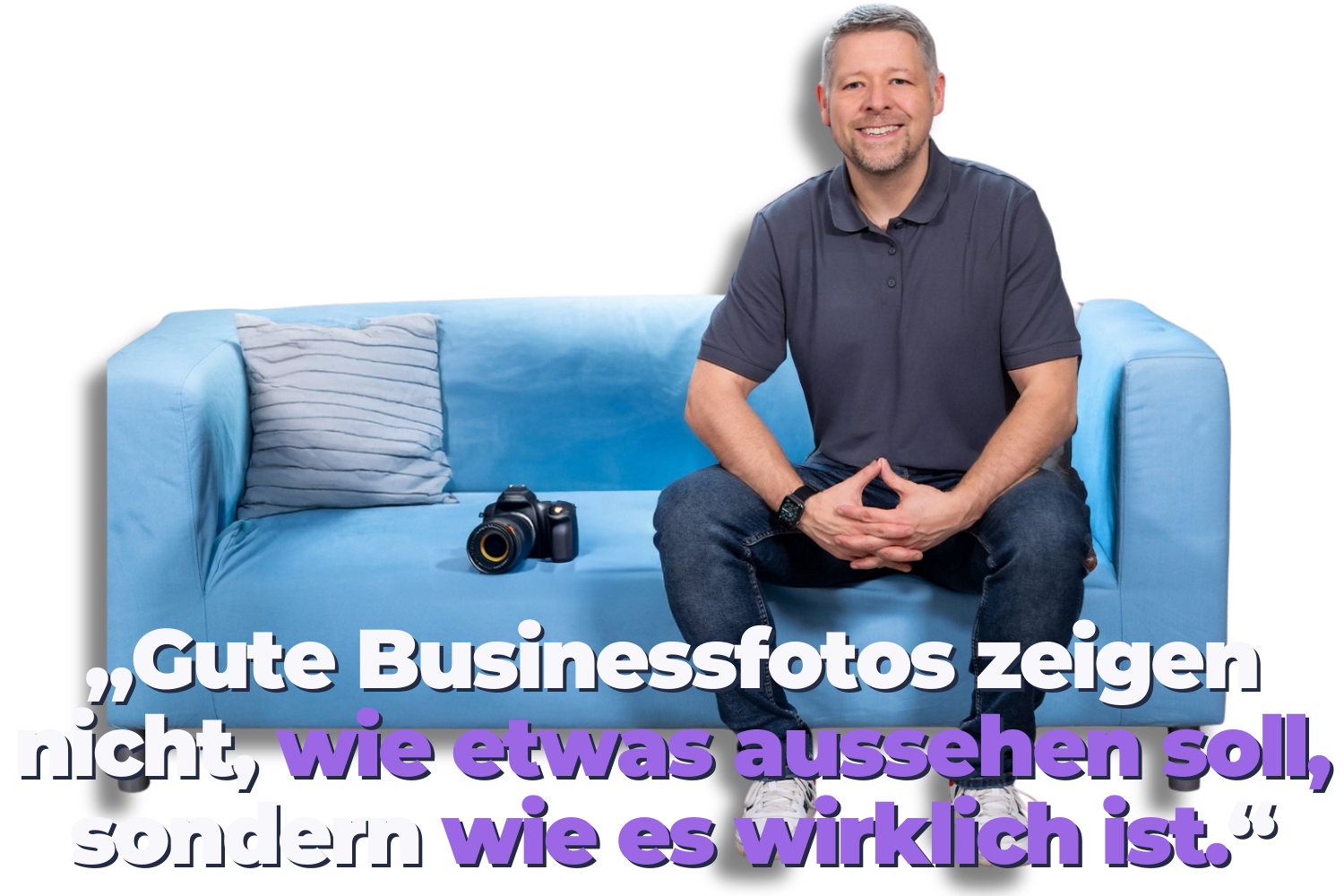 Businessfotografie für Unternehmen: Martin Diebel sitzt auf einem blauen Sofa und lächelt in die Kamera, neben ihm liegt eine Kamera, im Bild ist eine Textaussage eingeblendet, die betont, dass gute Businessfotos Authentizität zeigen und nicht Inszenierung, freigestellt vor dunklem Hintergrund.