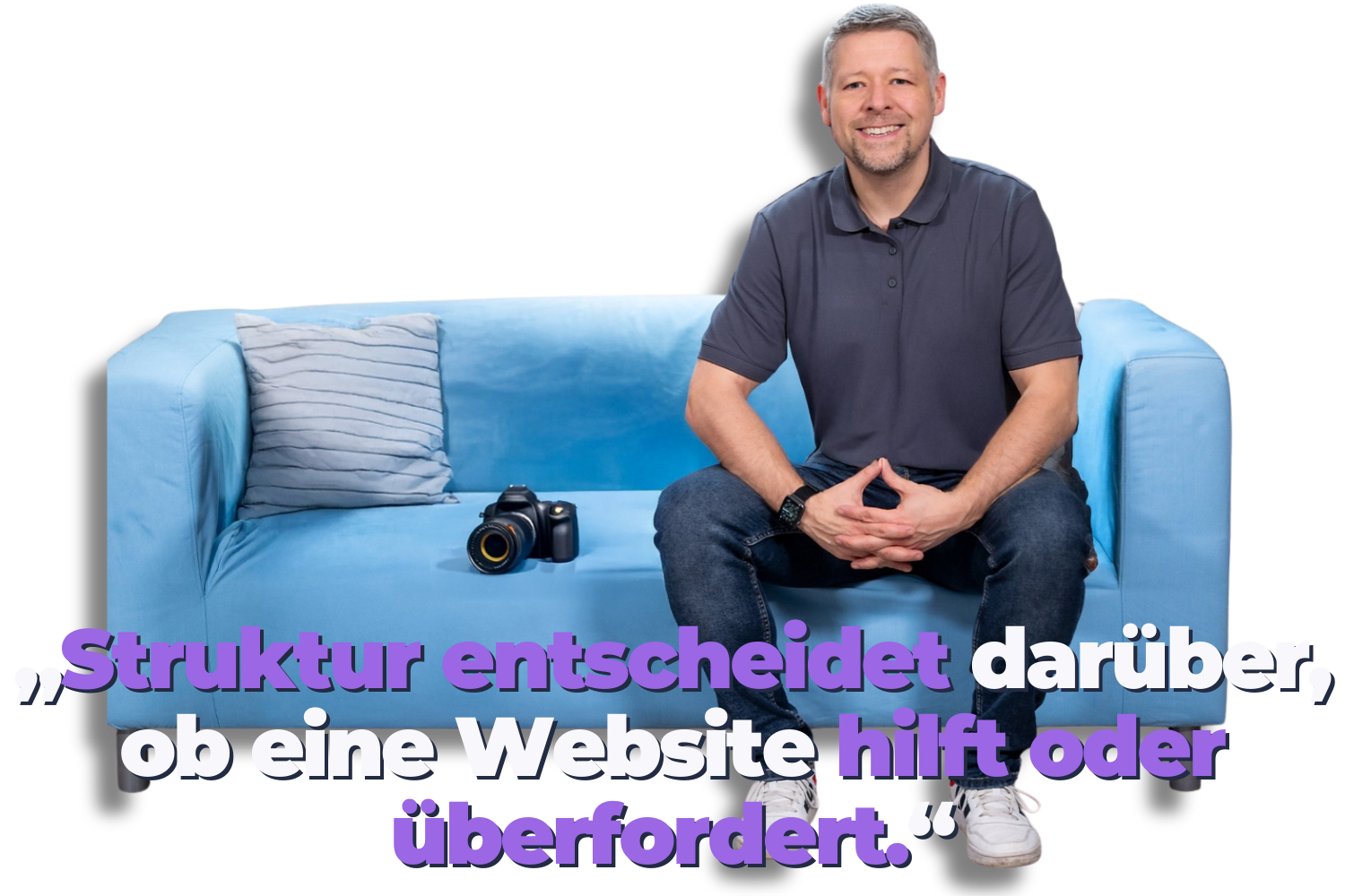 Business-Websites für KMU: Martin Diebel sitzt entspannt auf einem blauen Sofa, neben ihm liegt eine Kamera; im Bil
