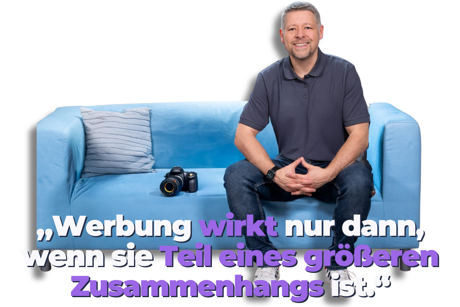 Facebook & Instagram-Werbung: Martin Diebel sitzt lächelnd auf einem blauen Sofa, neben ihm liegt eine Kamera; vor dunklem Hintergrund ist ein Zitat eingeblendet: „Werbung wirkt nur dann, wenn sie Teil eines größeren Zusammenhangs ist.“