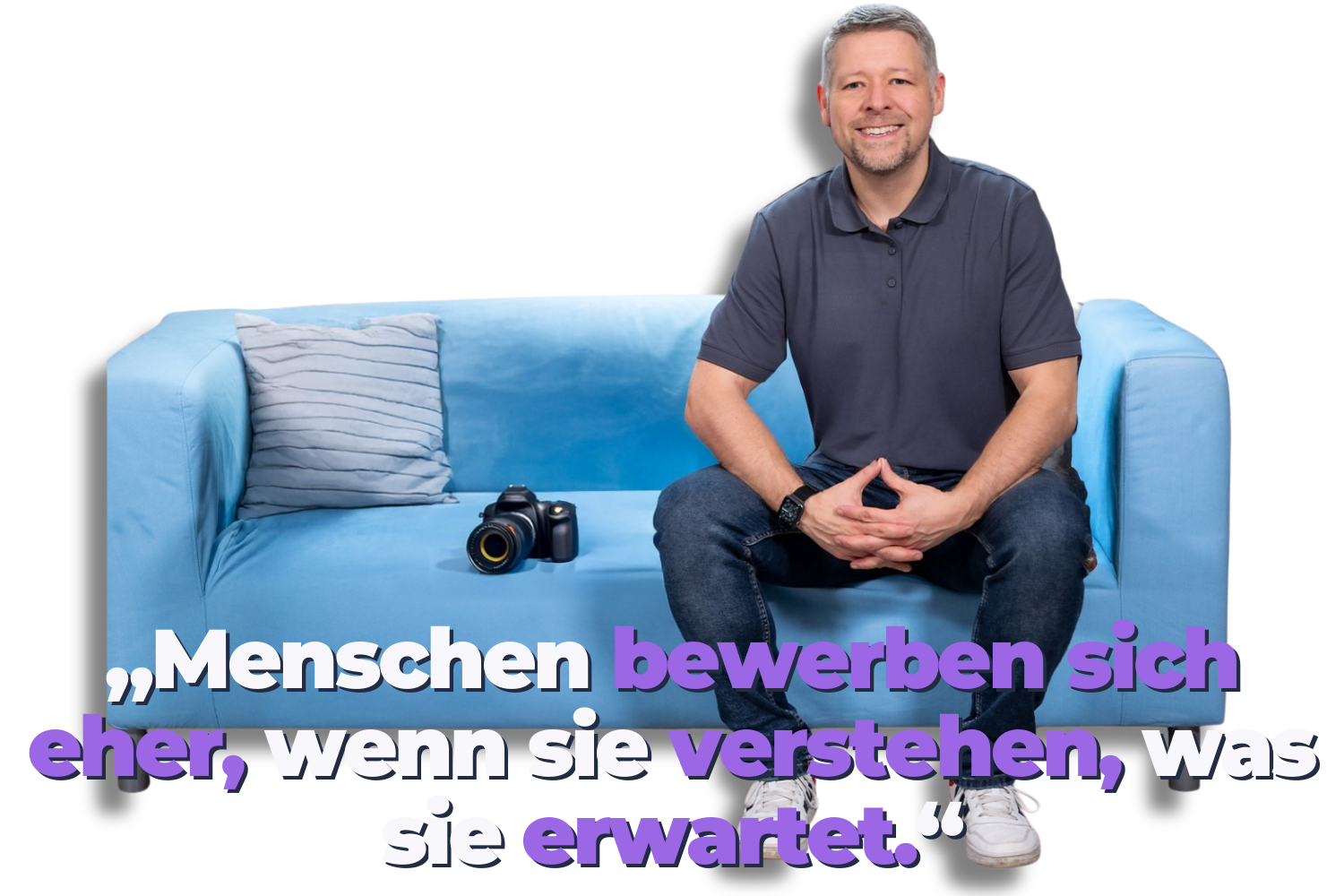 Martin Diebel sitzt entspannt auf einem blauen Sofa, neben ihm liegt eine Kamera; im Bild ist der Text zu sehen: „Menschen bewerben sich eher, wenn sie verstehen, was sie erwartet.“