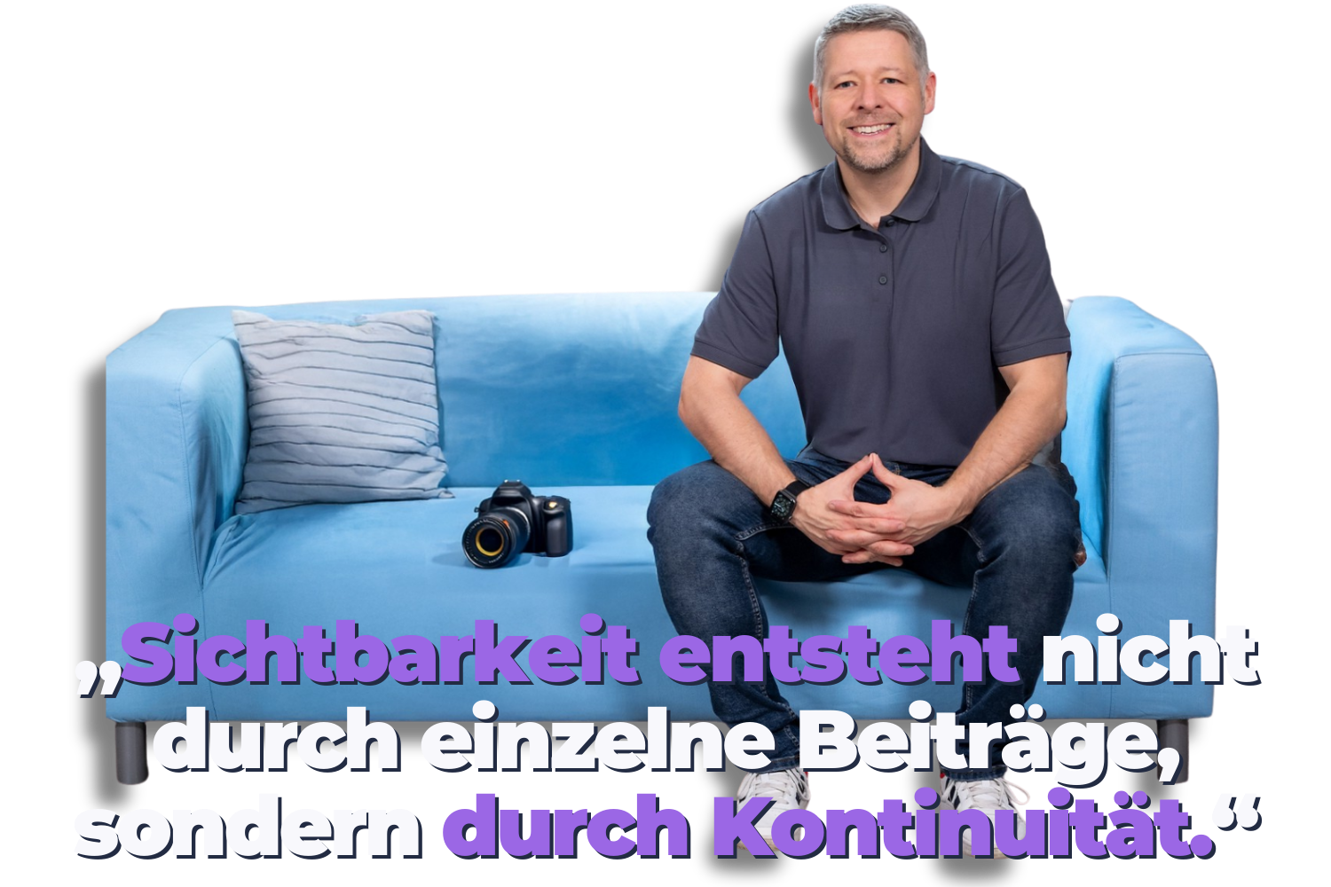 Social-Media-Betreuung: Martin Diebel sitzt auf einem hellblauen Sofa, neben ihm liegt eine Kamera; im Bild steht der Text: „Sichtbarkeit entsteht nicht durch einzelne Beiträge, sondern durch Kontinuität.“