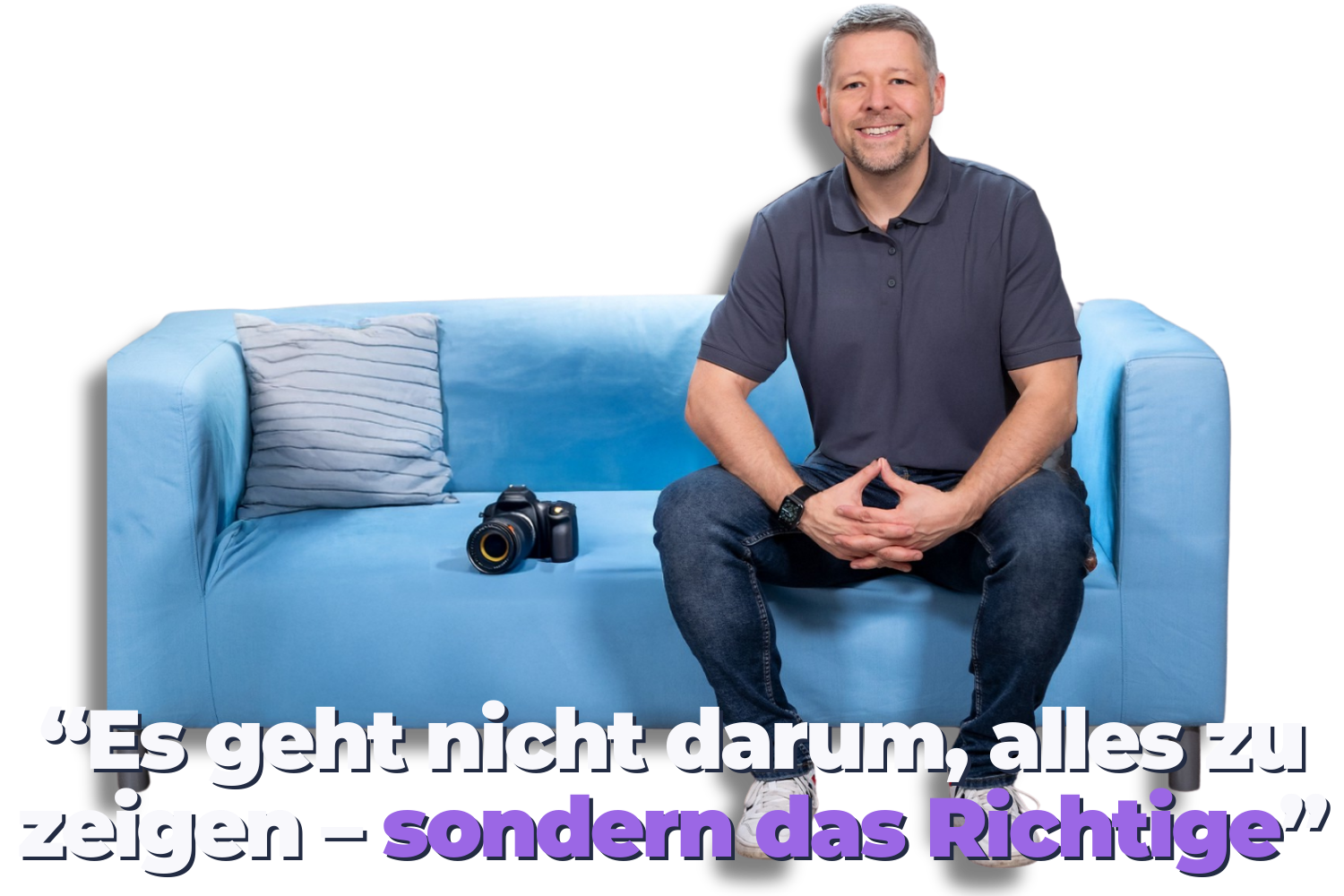 Mann sitzt auf einem blauen Sofa und lächelt in die Kamera, neben ihm liegt eine Kamera, darunter ist eine Textaussage zum Fokus auf das Wesentliche im Außenauftritt eingeblendet, freigestellt vor dunklem Hintergrund.