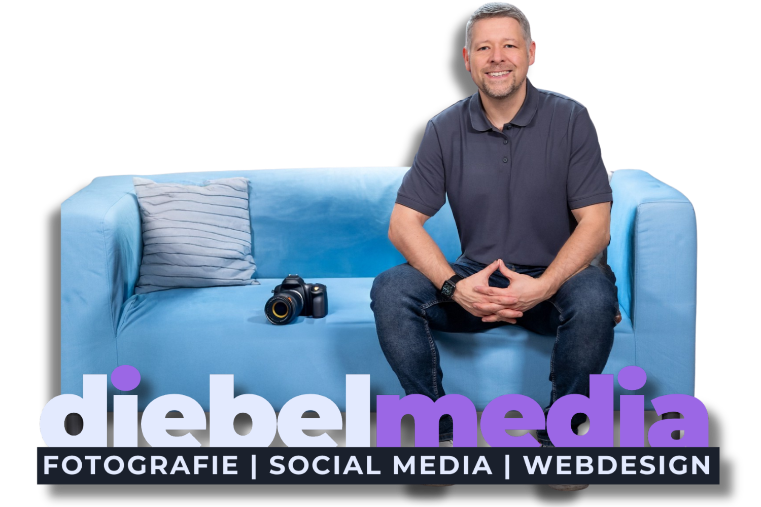 Kontakt: Martin Diebel sitzt lächelnd auf einem blauen Sofa, neben ihm liegt eine Kamera, darunter ist das Logo „diebelmedia“ mit den Leistungsbereichen Fotografie, Social Media und Webdesign eingeblendet, freigestellt vor neutralem Hintergrund.