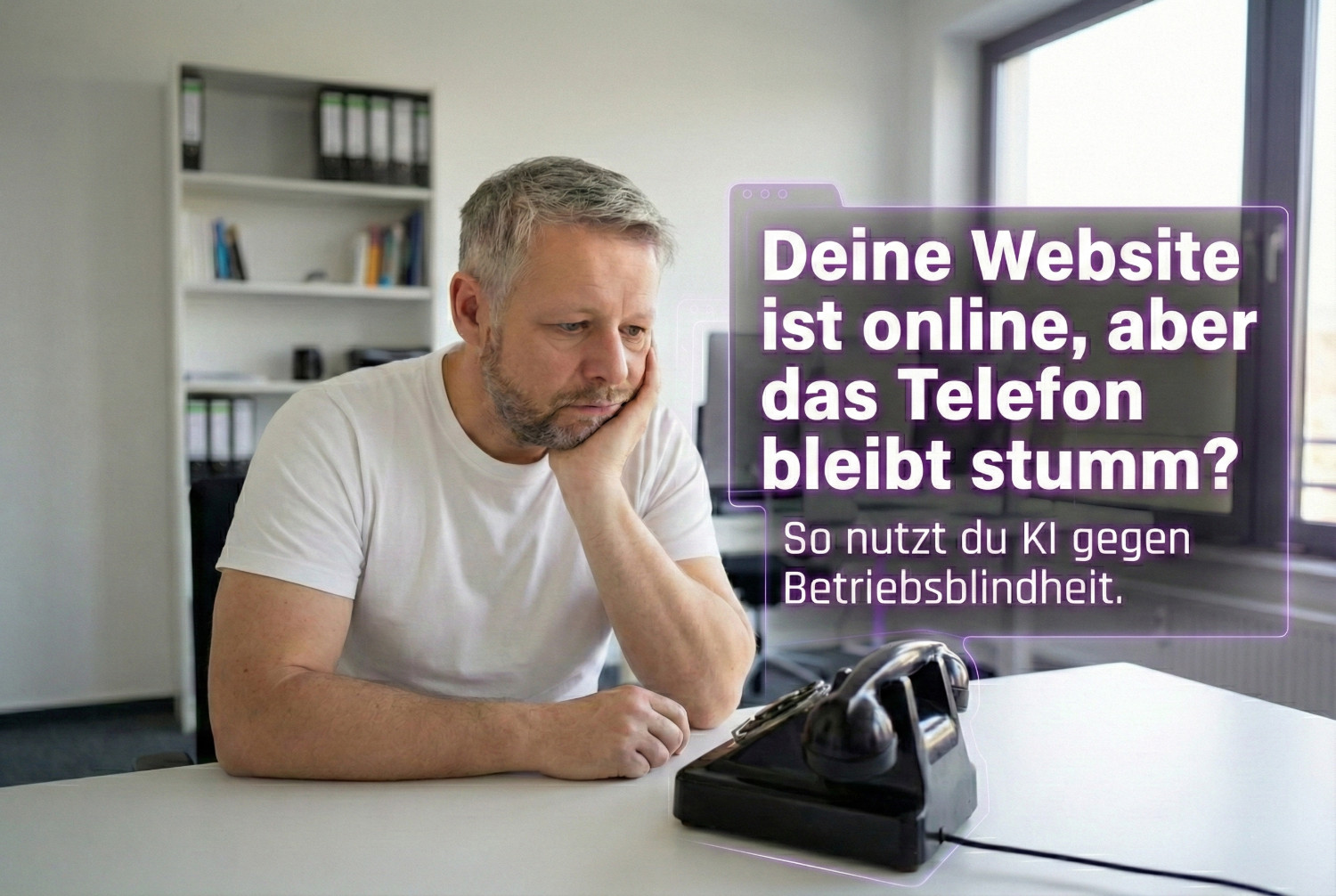 Diebel Media | Ein Mann mit graumeliertem Haar und Bart sitzt nachdenklich in einem hellen Büro am Schreibtisch, den Kopf auf die Hand gestützt, und starrt erwartungsvoll auf ein schwarzes Retro-Wählscheibentelefon. Im Hintergrund sind Aktenregale und ein Computerarbeitsplatz erkennbar. Ein violettes Text-Overlay stellt die Frage: „Deine Website ist online, aber das Telefon bleibt stumm?“