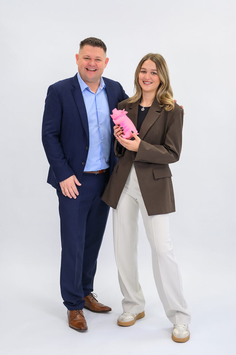 Mann und Frau in Businesskleidung vor hellem Hintergrund