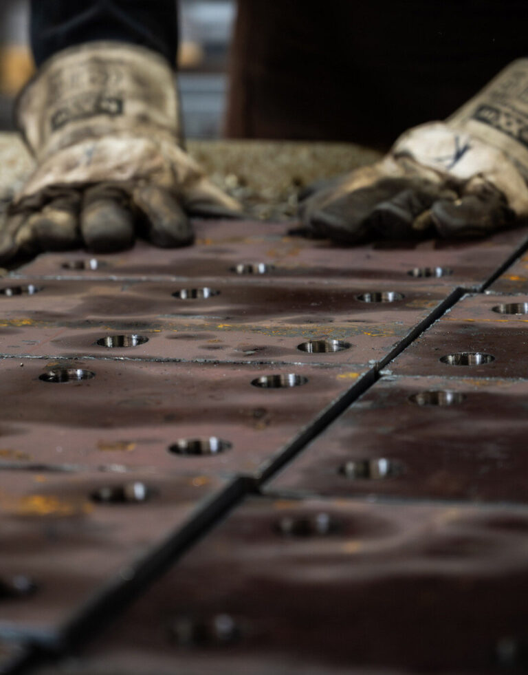 Nahaufnahme bearbeiteter Metallteile auf einer Werkbank