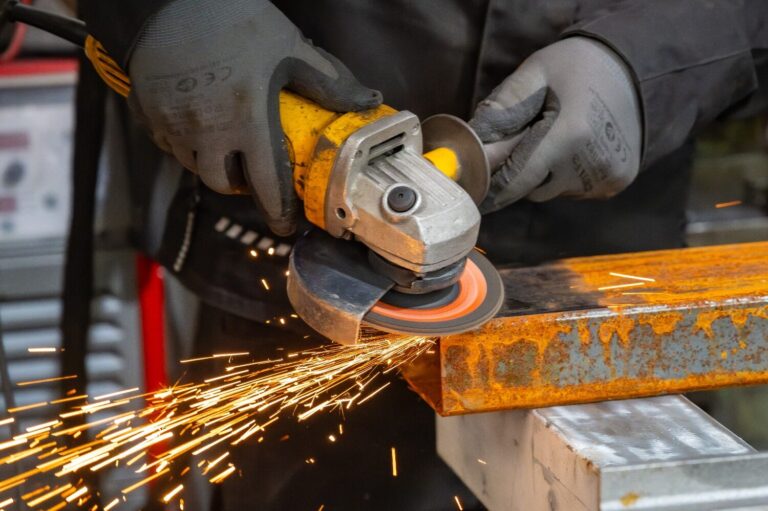 Winkelschleifer mit Funkenflug an einem Metallprofil