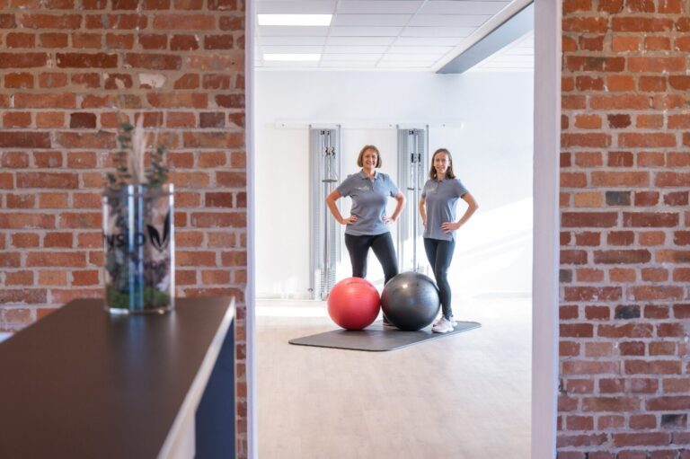 Blick durch eine Tuer in einen Trainingsraum der Praxis