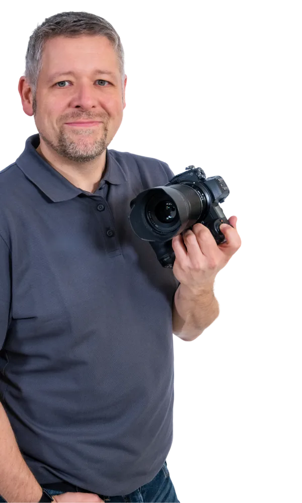 Martin Diebel mit einer Kamera in der Hand.
